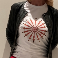 Paola-Pierobon-con-t-shirt-Raggi-di-Donna-rosso_particolare