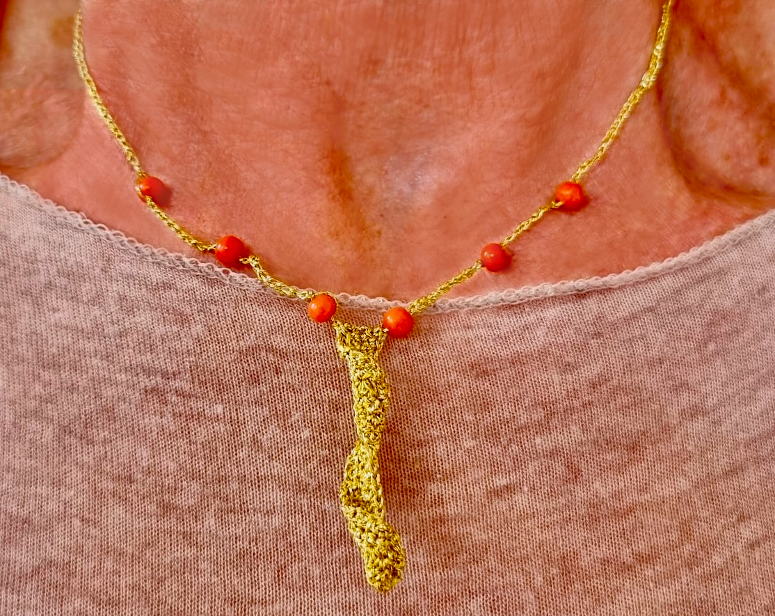 Collana ad uncinetto con coralli